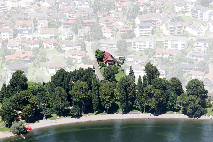 Luftaufnahme mit See & Strand im Vordergrund